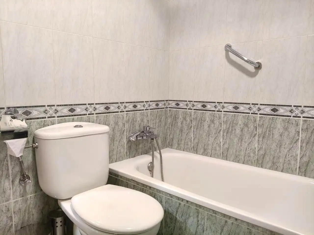 Badezimmer von Erdgeschoss zur Miete in Alhaurín de la Torre mit Klimaanlage und Abstellraum