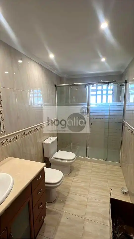 Bathroom of Flat for rent in Sevilla  with Air Conditioner, Terrace and Furnished