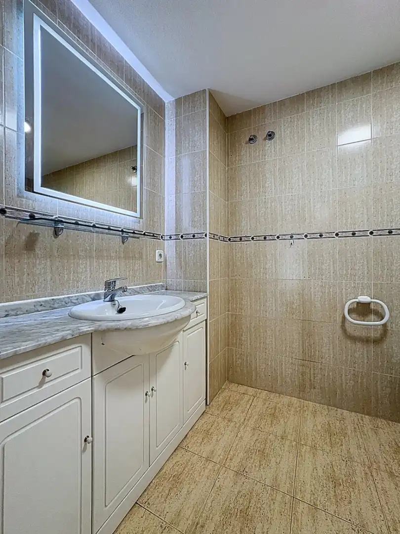 Badezimmer von Wohnung zum Verkauf in L'Alfàs del Pi mit Klimaanlage, Privatgarten und Terrasse