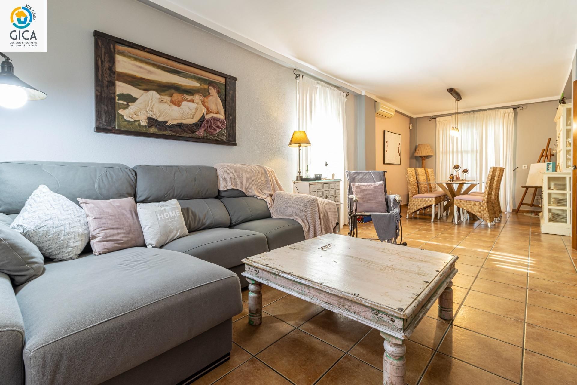 Sala d'estar de Casa adosada en venda en Jerez de la Frontera amb Aire condicionat, Jardí privat i Terrassa