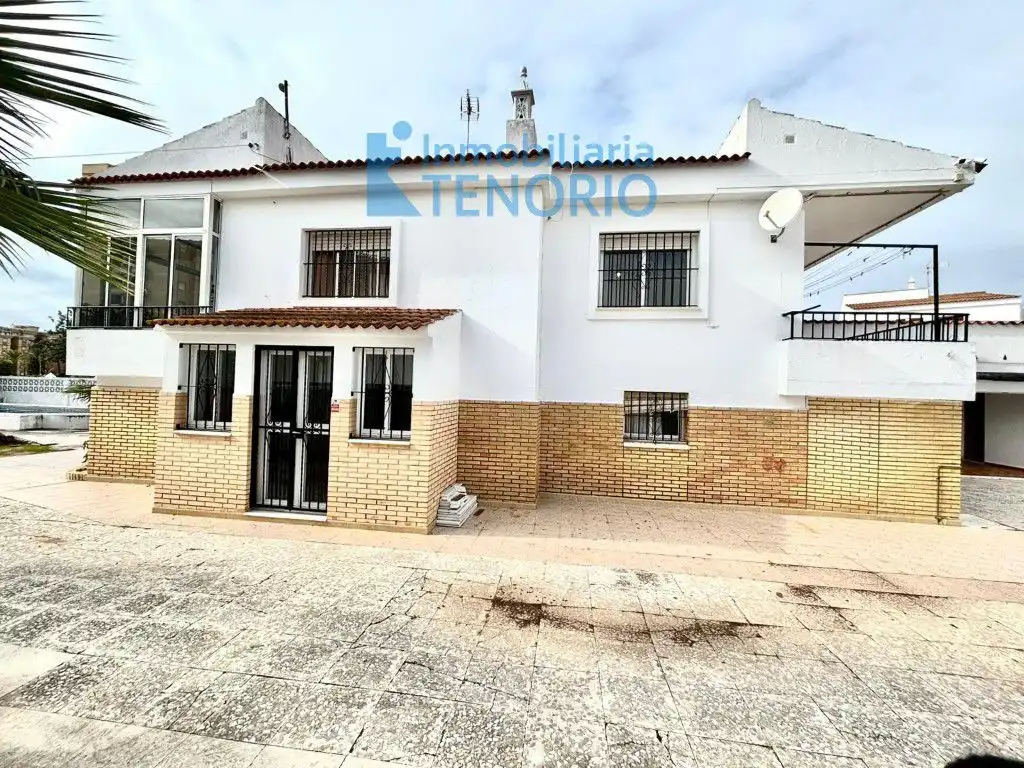 Vista exterior de Casa o xalet en venda en La Antilla amb Terrassa i Traster