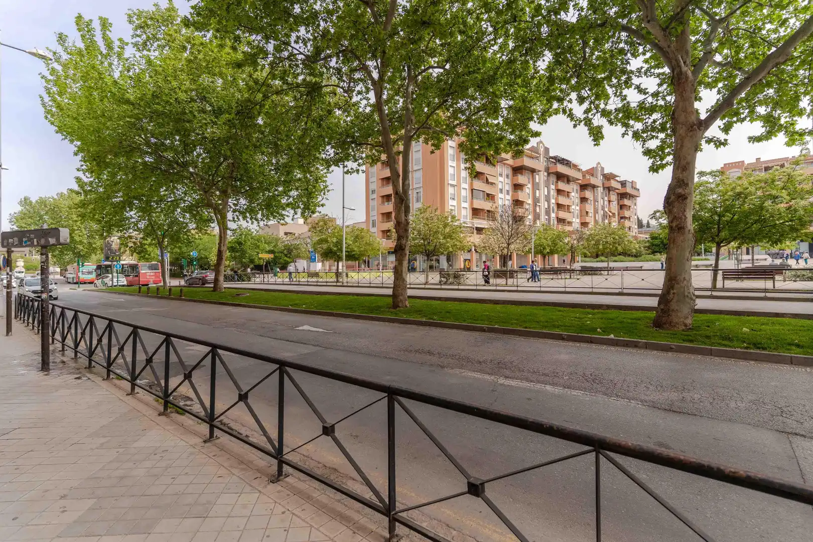 Vista exterior de Apartament en venda en Granada amb Balcó