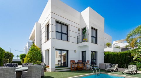Descubre esta impresionante villa independiente en Euromarina, construida en 2018, que ofrece confort moderno, amplios espacios y