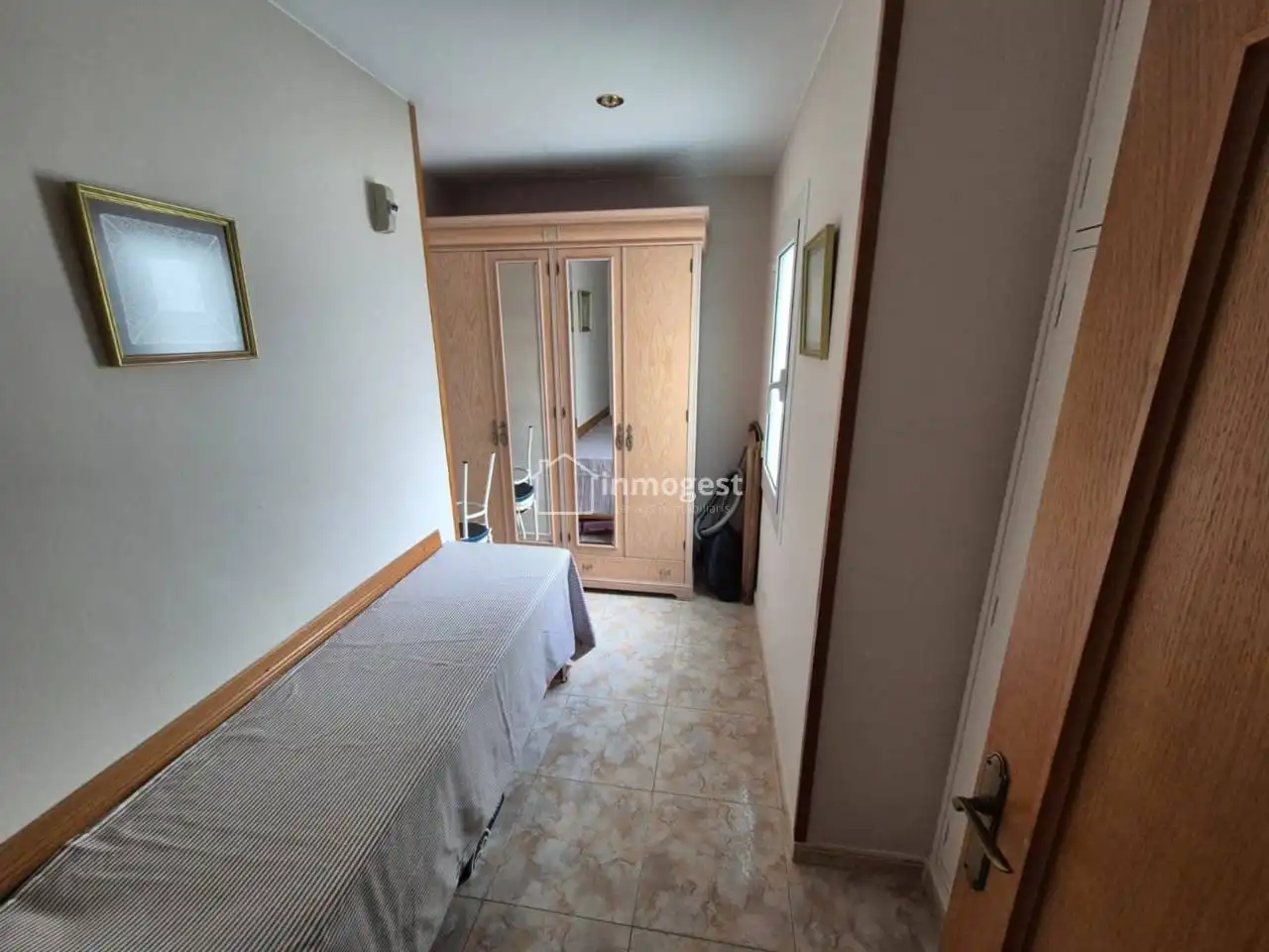 Schlafzimmer von Dachboden zum Verkauf in Salt mit Heizung und Terrasse