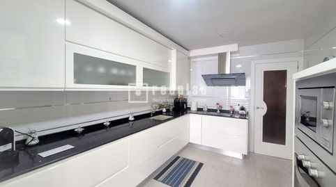 Chalet de 3 plantas, 5 dormitorios, 2 baños, aseo, salón, cocina, garaje, sótano y patios de 15 y 50m2, imatge 2