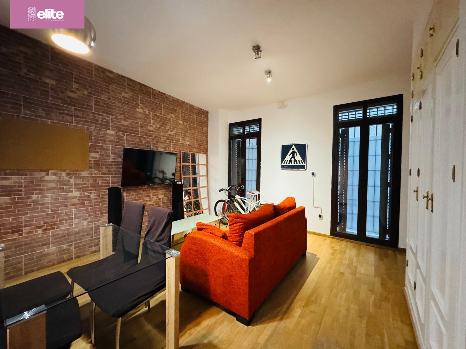 Living room of Flat to rent in Jerez de la Frontera  with Air Conditioner and Parquet flooring