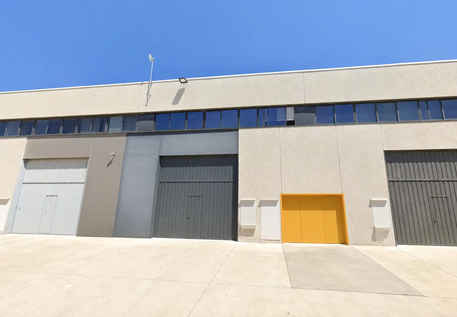 Vista exterior de Nau industrial en venda en Constantí