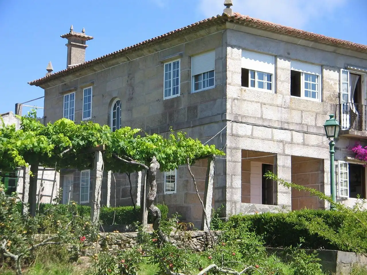 Vista exterior de Casa o xalet en venda en Vigo  amb Calefacció, Jardí privat i Terrassa