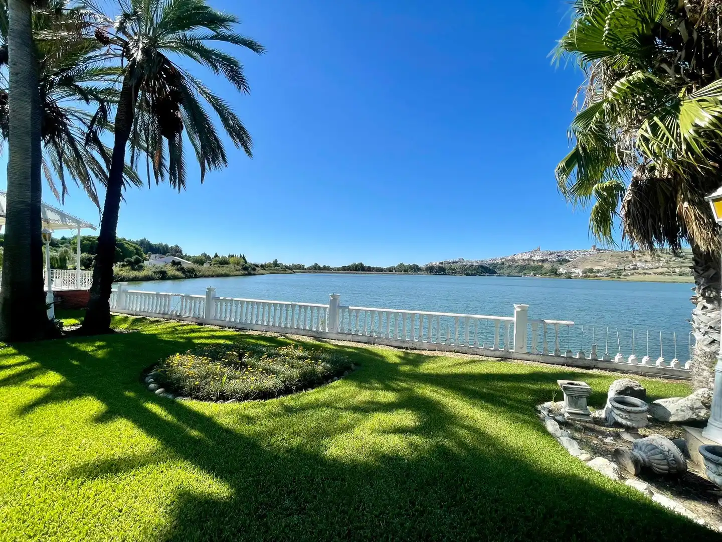 Vista exterior de Casa o xalet en venda en Arcos de la Frontera amb Aire condicionat, Jardí privat i Terrassa