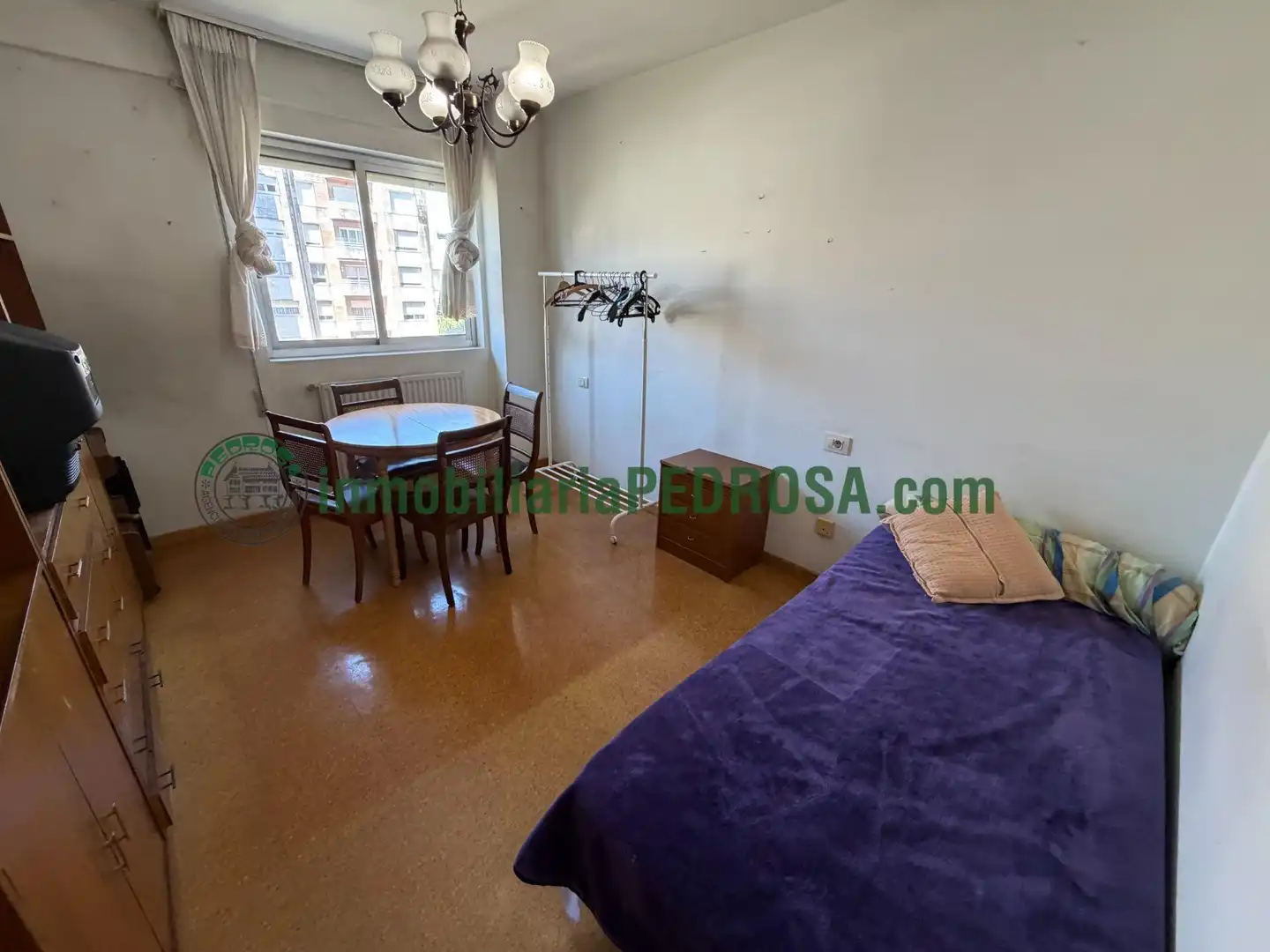 Dormitori de Estudi de lloguer en Pontevedra Capital  amb Calefacció, Parquet i Moblat