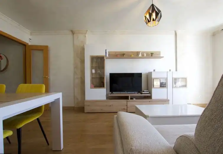 Wohnzimmer von Wohnung zum Verkauf in Marbella mit Klimaanlage, Heizung und Privatgarten