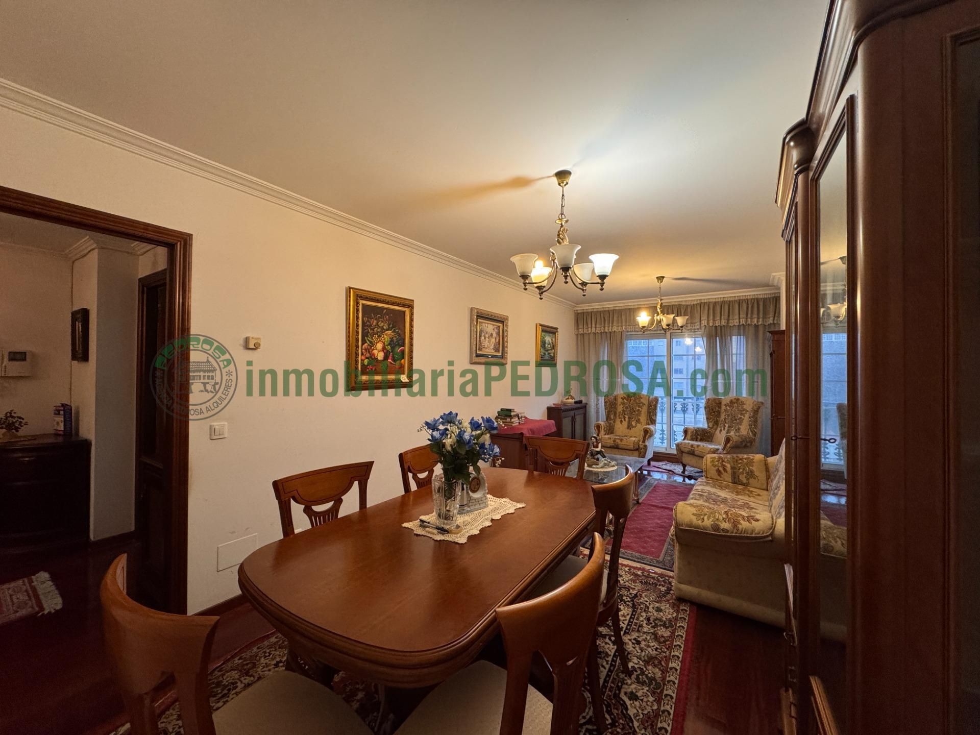 Menjador de Pis en venda en Pontevedra Capital  amb Calefacció