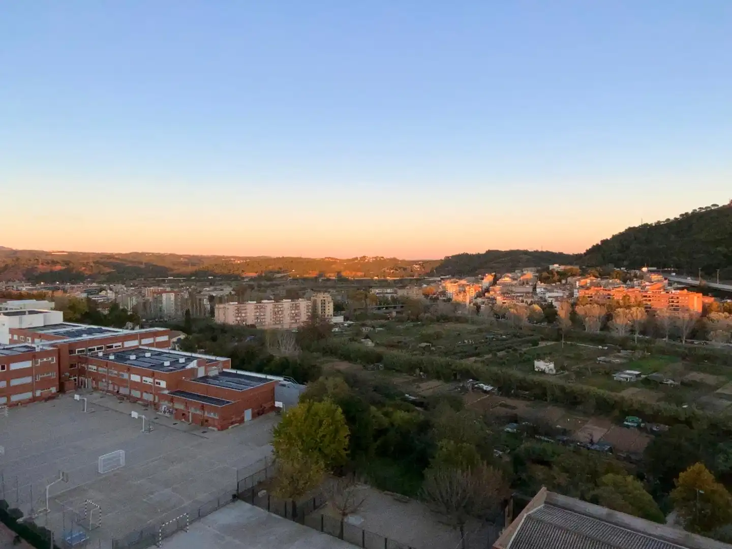Vista exterior de Piso en venta en Martorell con Horno, Microondas y TV