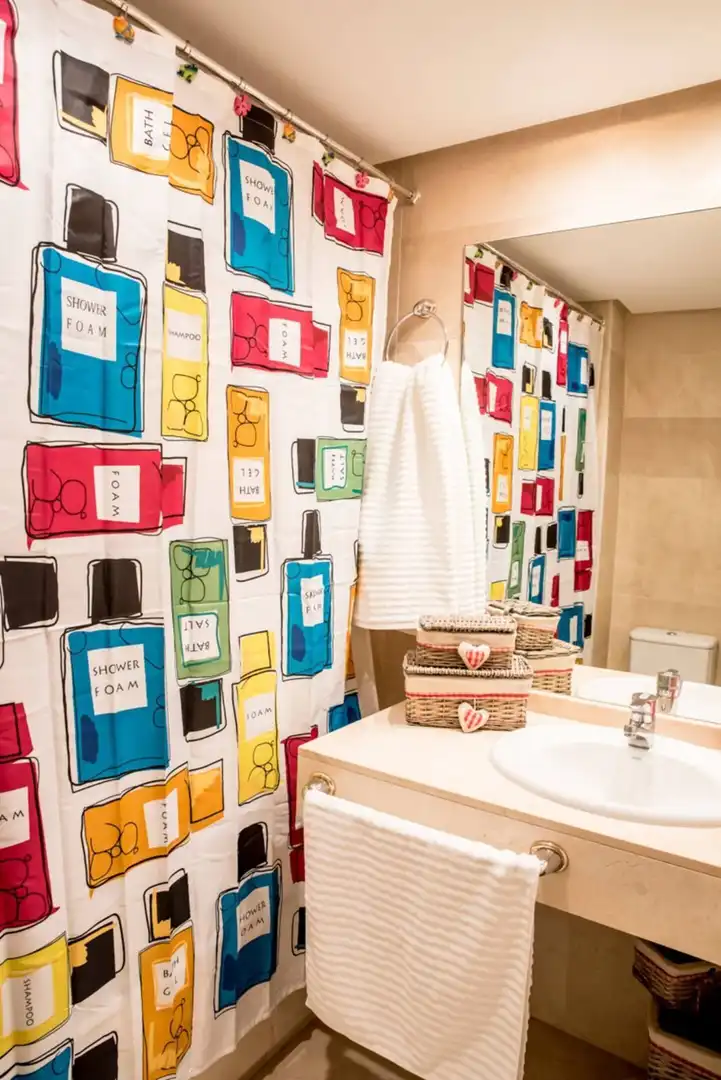 Baño de Dúplex de alquiler en Marbella con Terraza y Piscina comunitaria