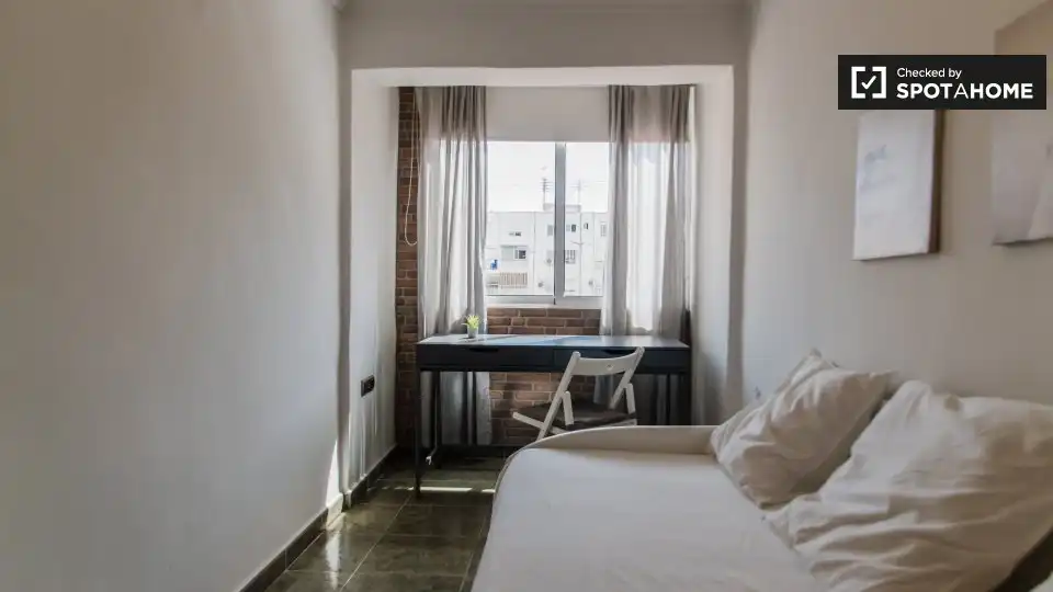 Habitación de Piso de alquiler en Valencia con Aire acondicionado, Calefacción y Amueblado