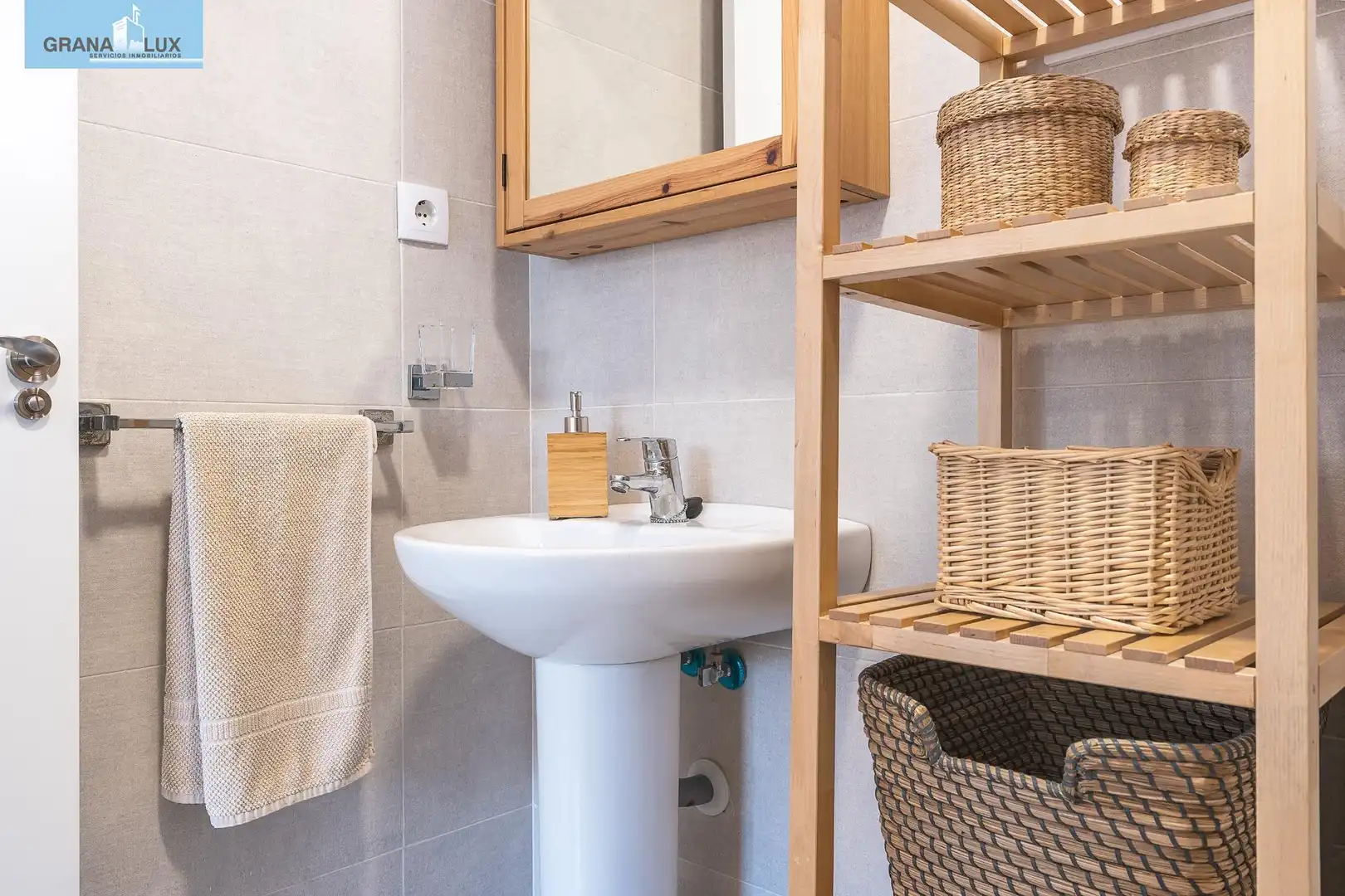Badezimmer von Wohnung zum Verkauf in Almuñécar mit Terrasse, Abstellraum und Balkon