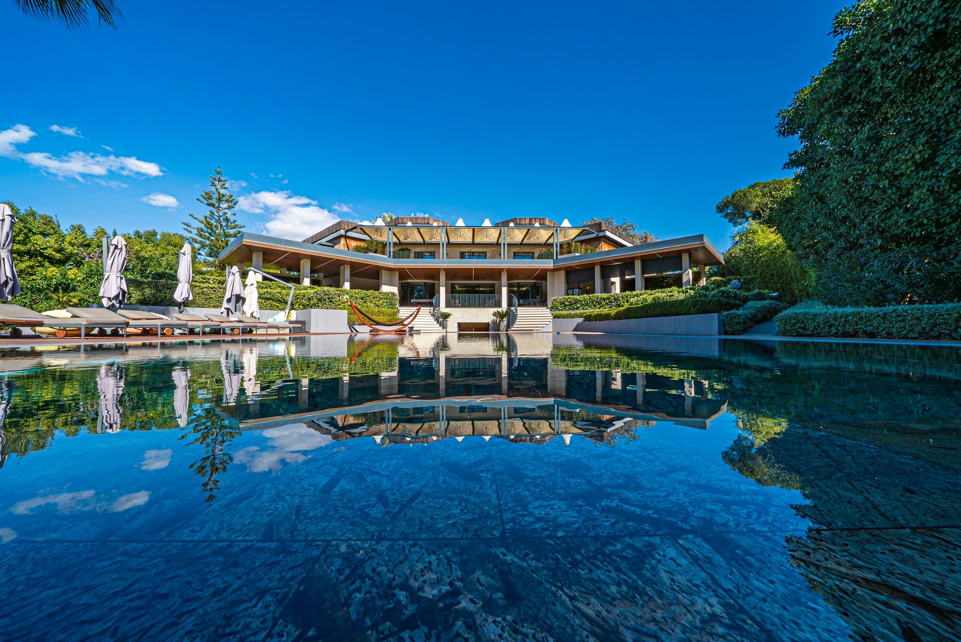 Vista exterior de Casa o xalet en venda en Marbella amb Aire condicionat, Calefacció i Jardí privat