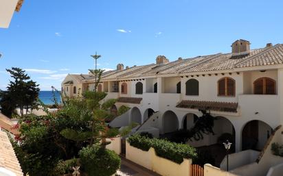 Vista exterior de Casa adosada en venda en La Manga del Mar Menor amb Aire condicionat, Calefacció i Jardí privat