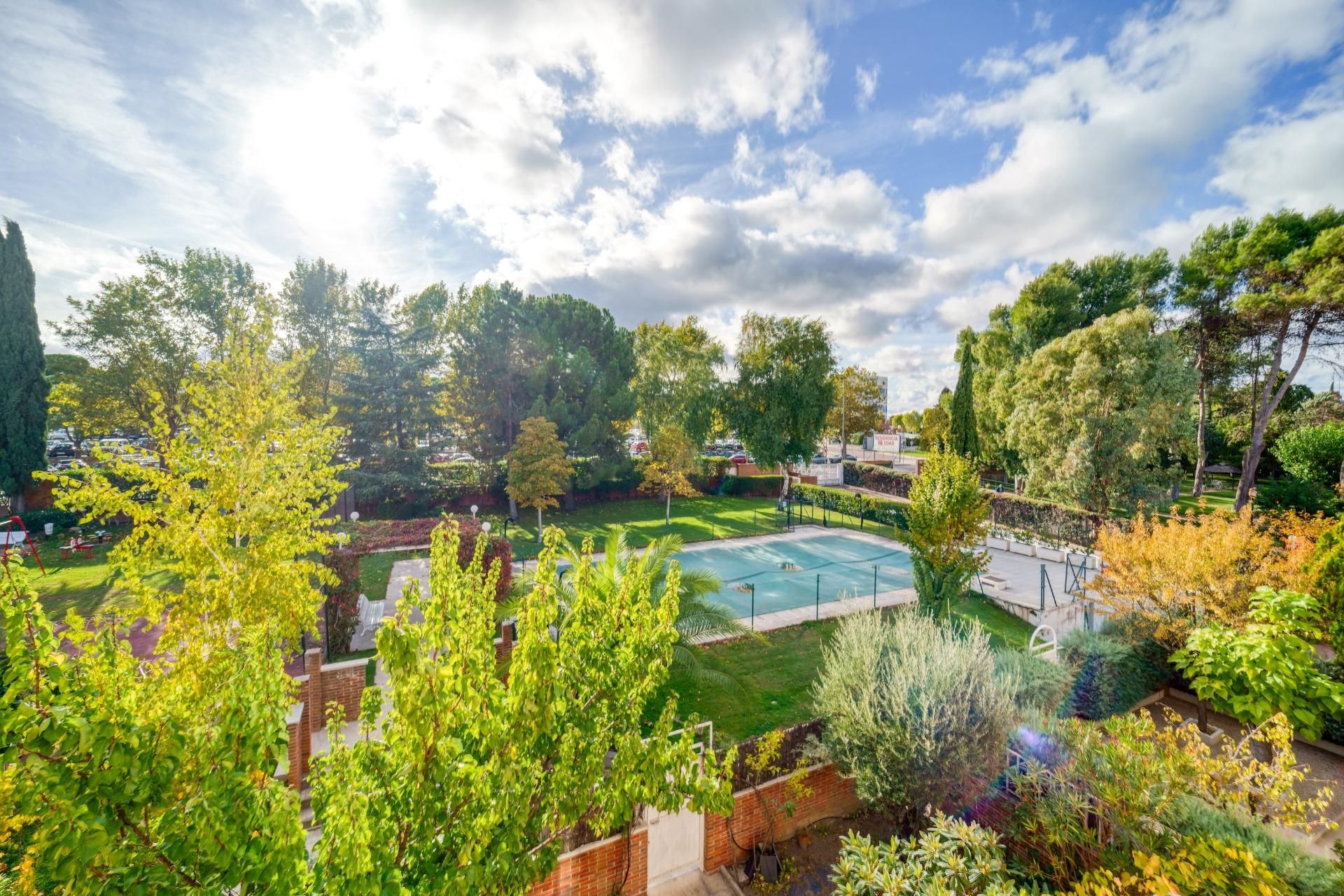 Piscina de Casa adosada en venda en Pozuelo de Alarcón amb Calefacció, Jardí privat i Terrassa