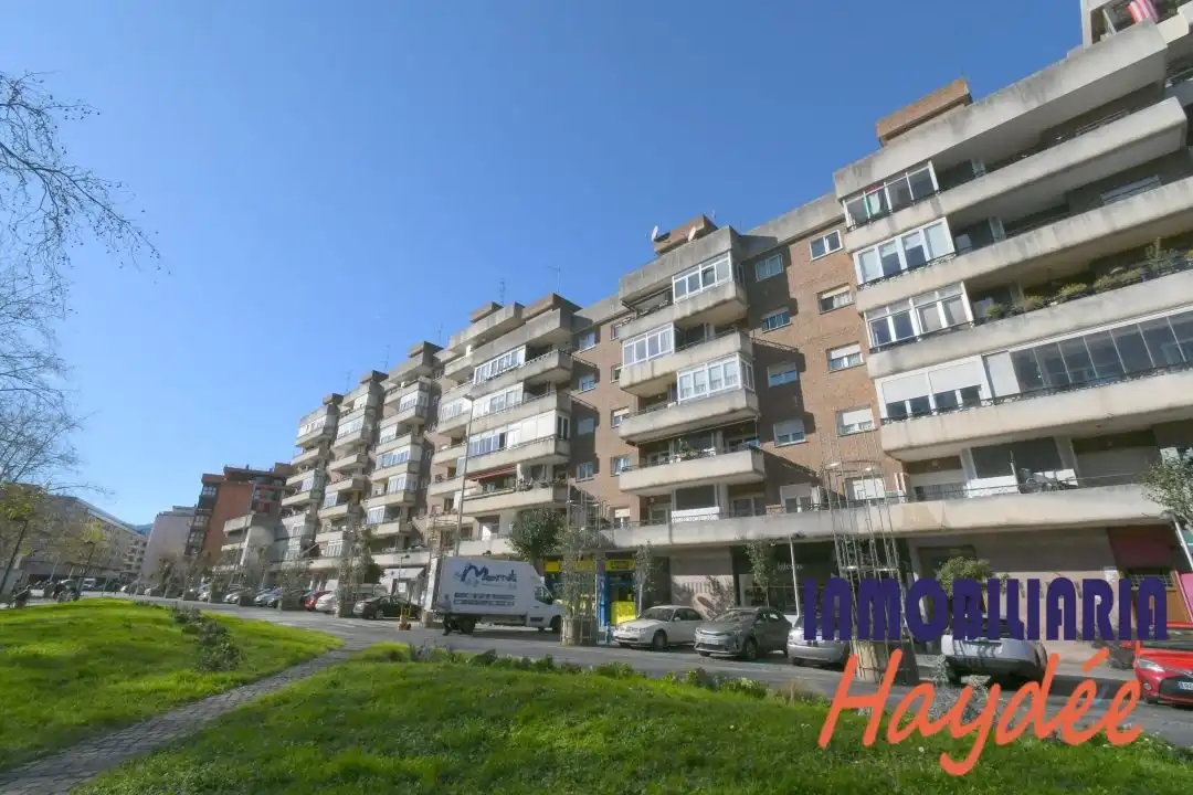 Vista exterior de Local en venda en Getxo  amb Aire condicionat