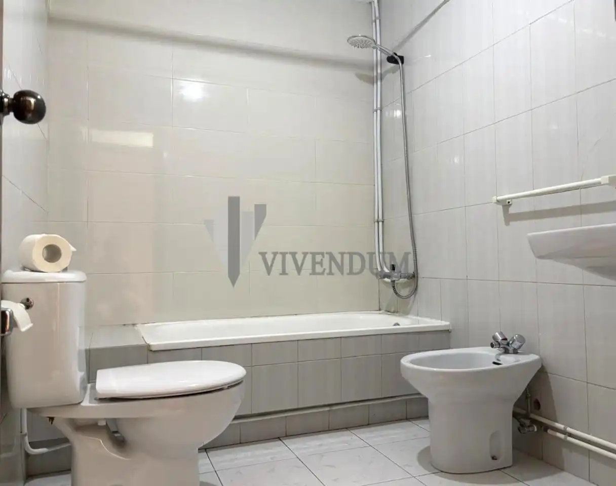 Baño de Piso de alquiler en Vigo  con Calefacción, Parquet y Terraza