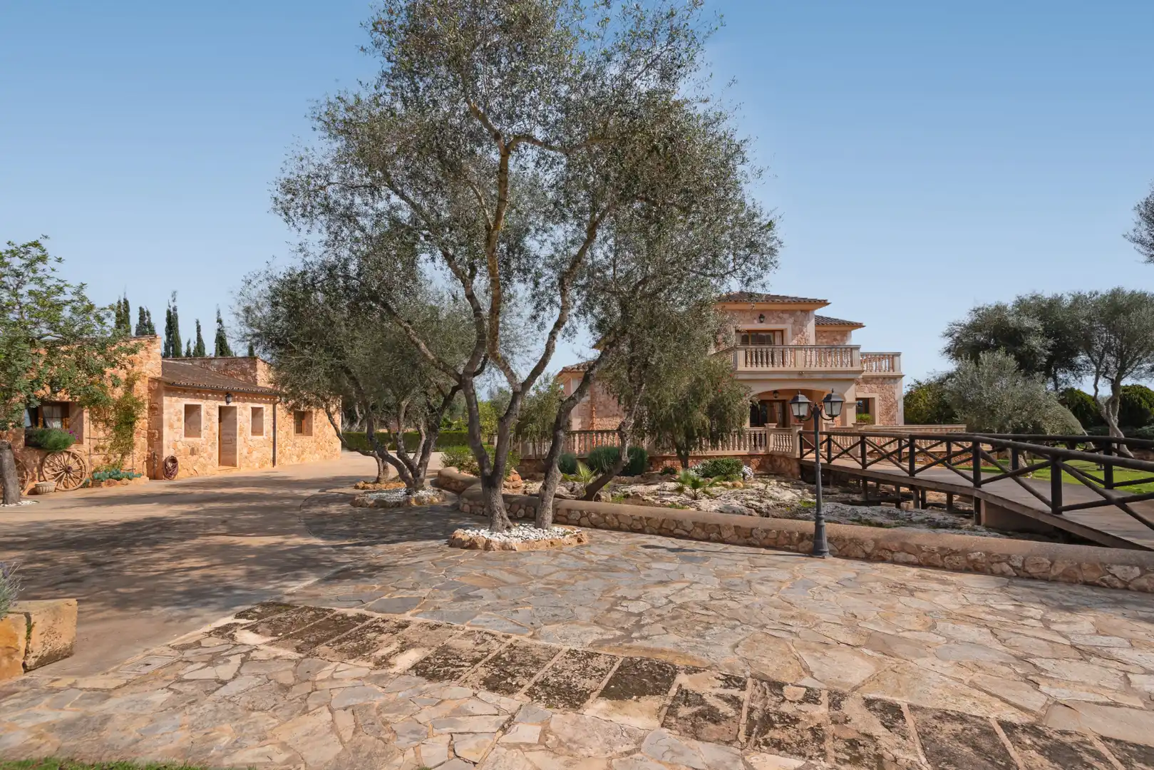 Vista exterior de Finca rústica en venda en Llucmajor amb Aire condicionat, Calefacció i Jardí privat
