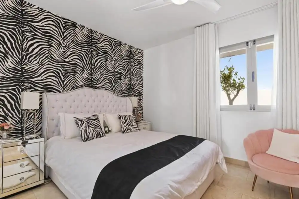Schlafzimmer von Einfamilien-Reihenhaus zur Miete in Benahavís mit Klimaanlage, Privatgarten und Terrasse