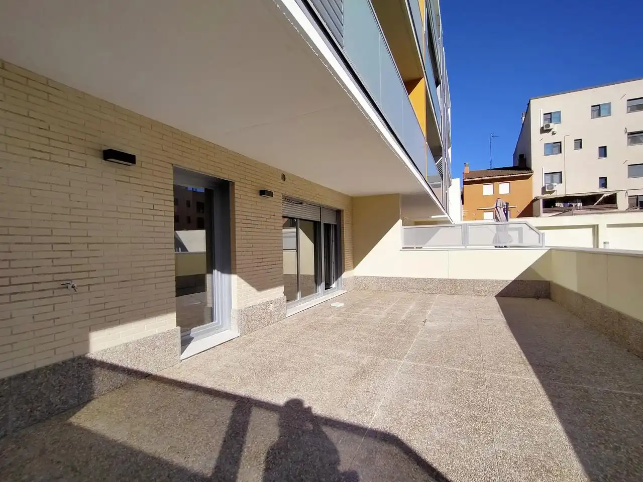 Außenansicht von Wohnung zum Verkauf in Zaragoza mit Klimaanlage, Heizung und Terrasse
