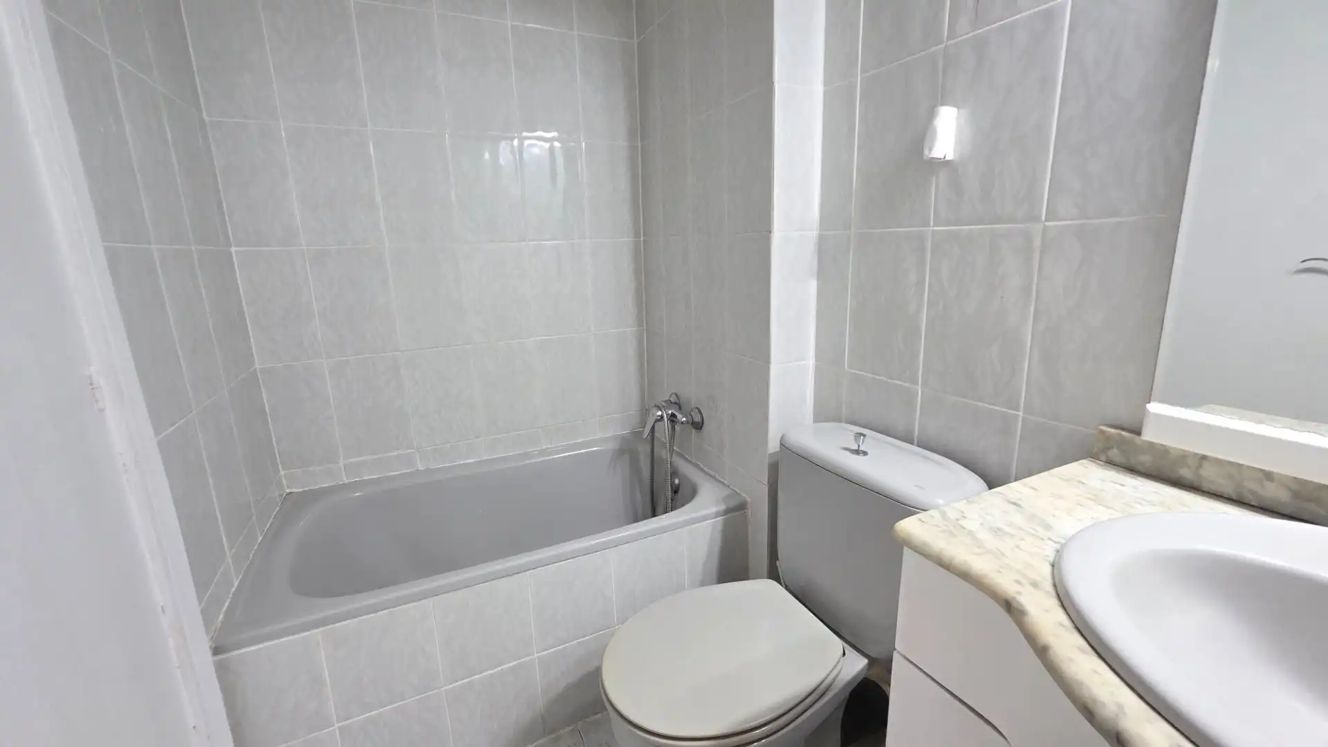 Bathroom of Flat for sale in Paterna
