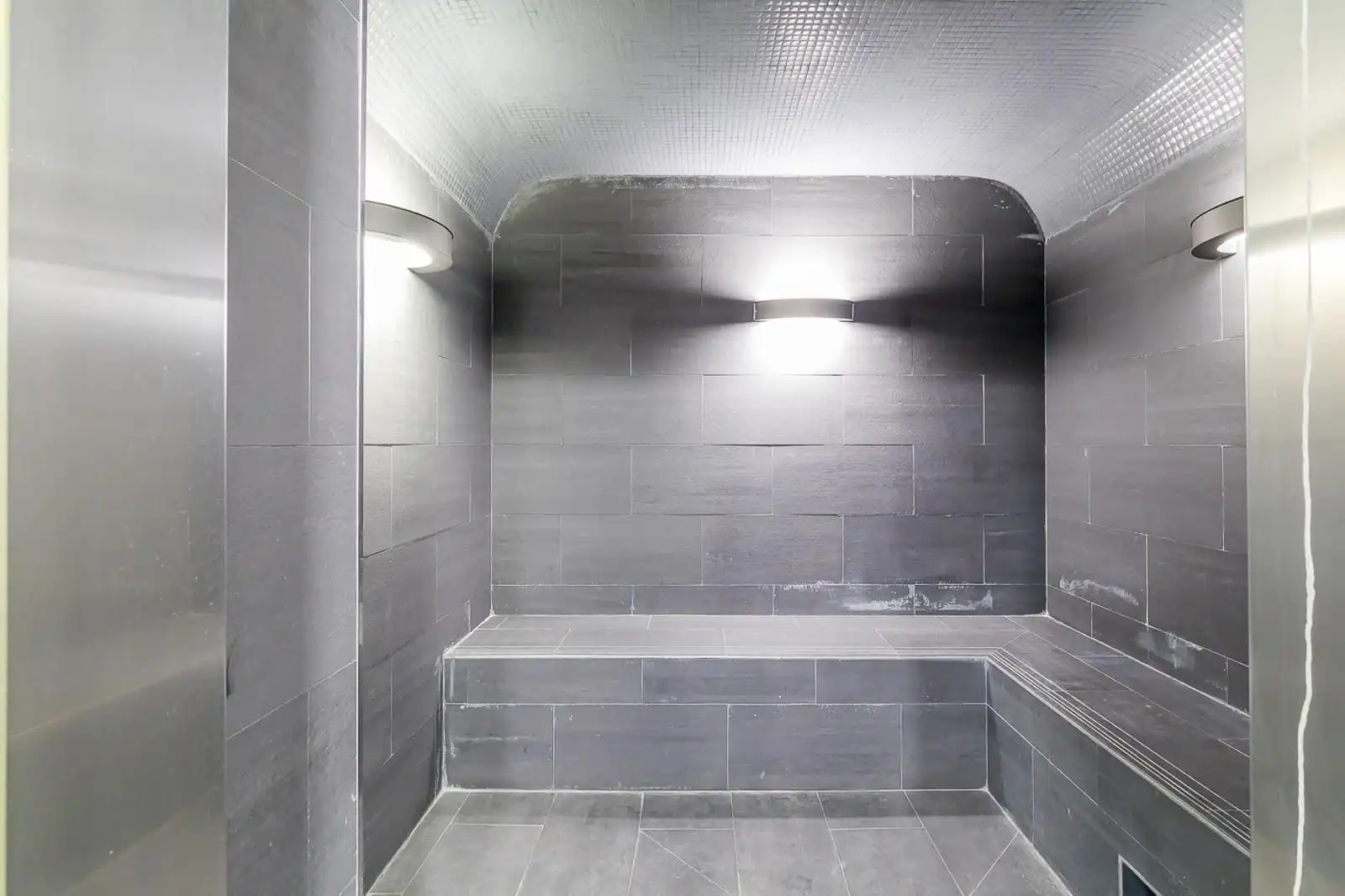 Bathroom of Flat for rent in Madrid  with Air Conditioner, Private garden and Swimming Pool