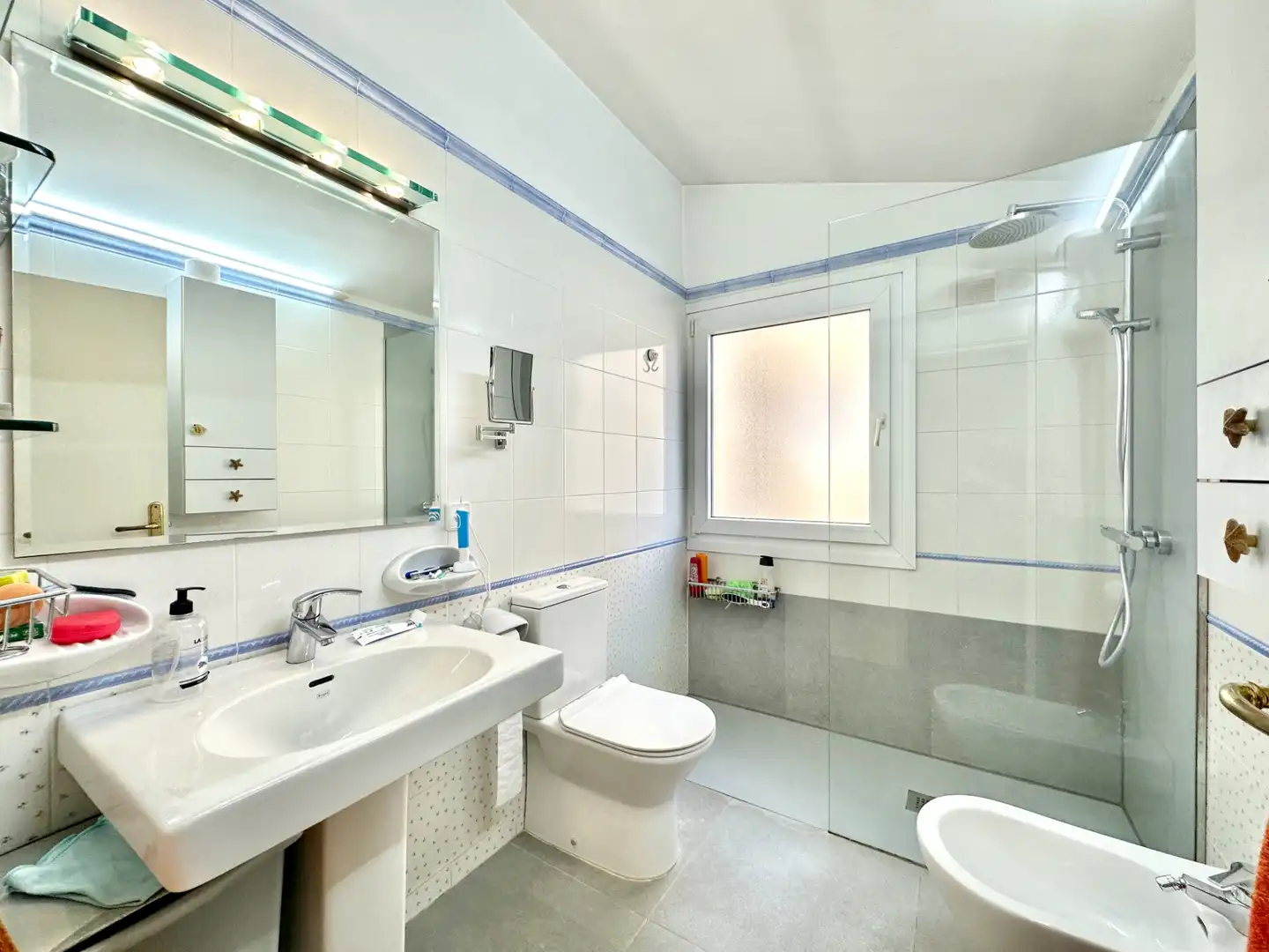 Baño de Casa adosada en venta en Manlleu con Calefacción, Jardín privado y Trastero