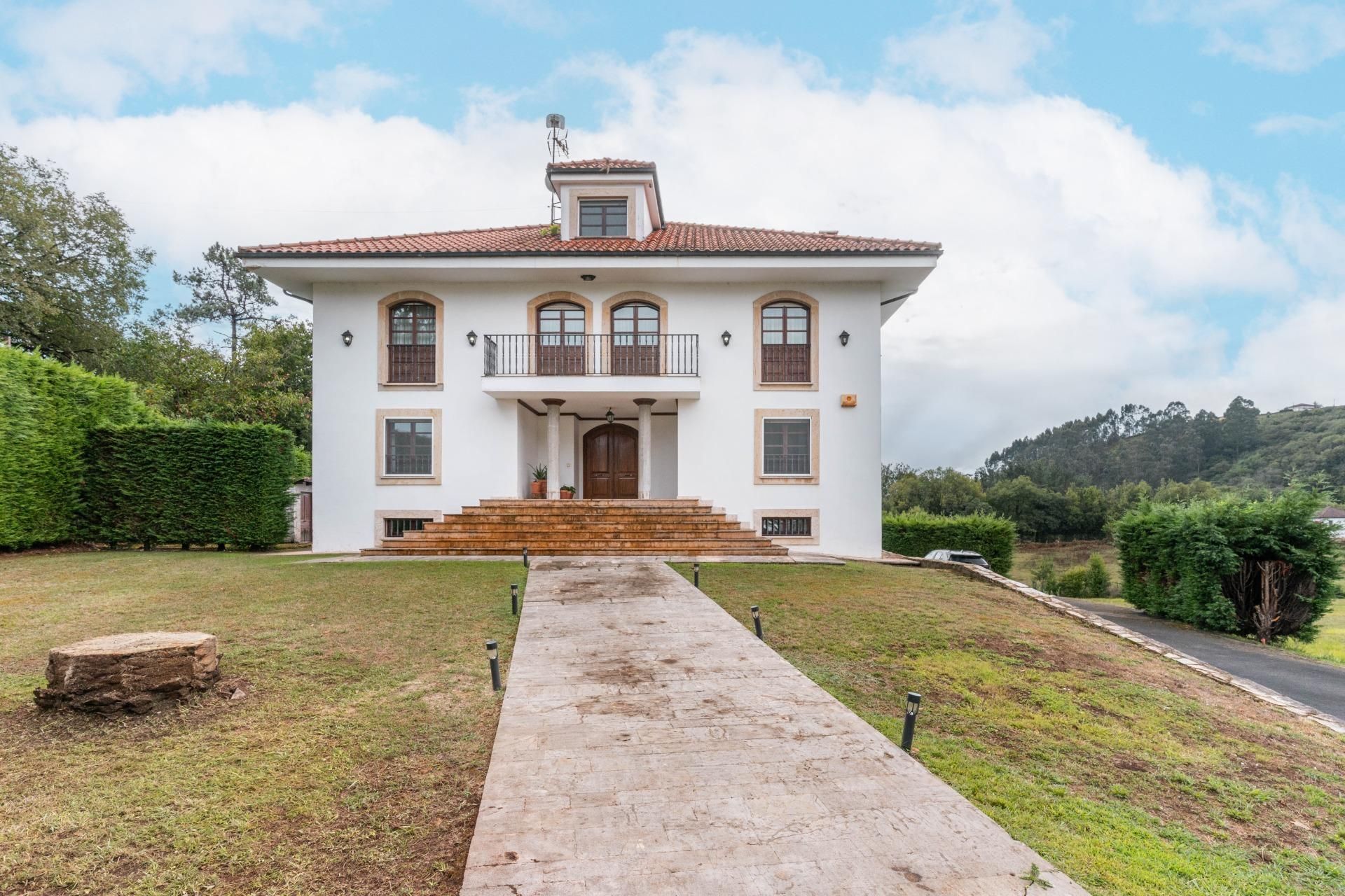 Vista exterior de Casa o xalet en venda en Las Regueras   amb Calefacció, Jardí privat i Traster
