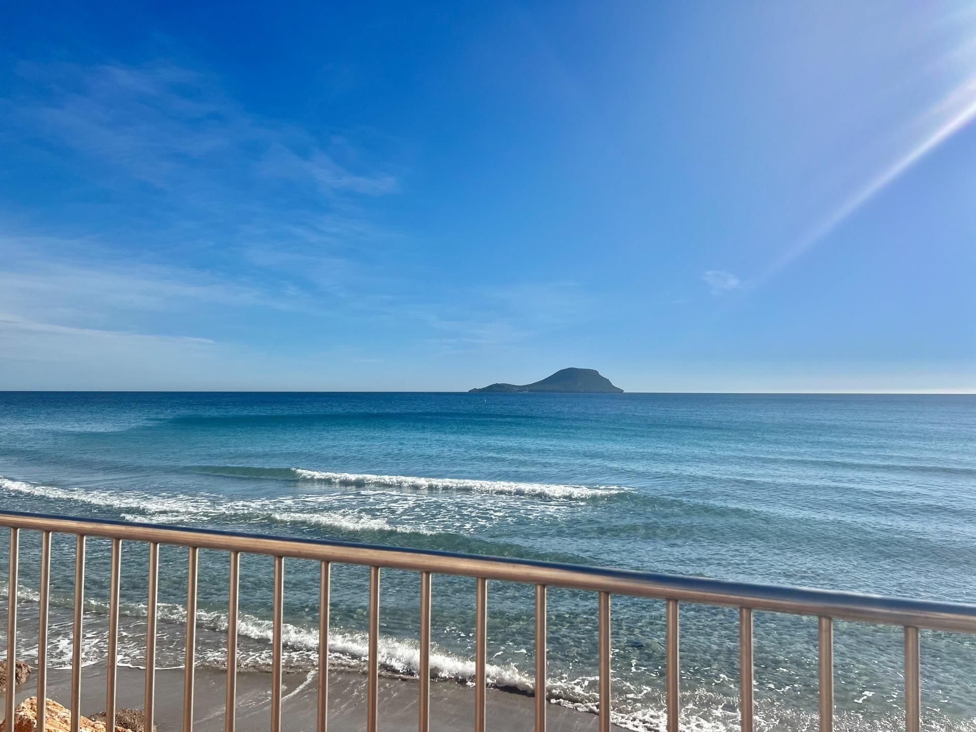 Vista exterior de Apartament en venda en La Manga del Mar Menor amb Aire condicionat i Balcó