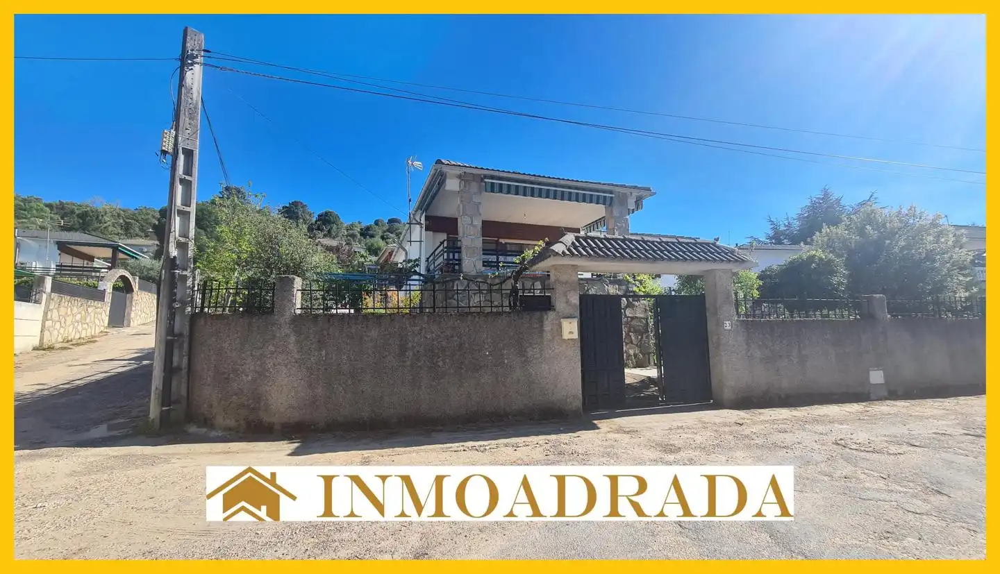 Vista exterior de Casa o xalet en venda en La Adrada  amb Calefacció, Jardí privat i Terrassa