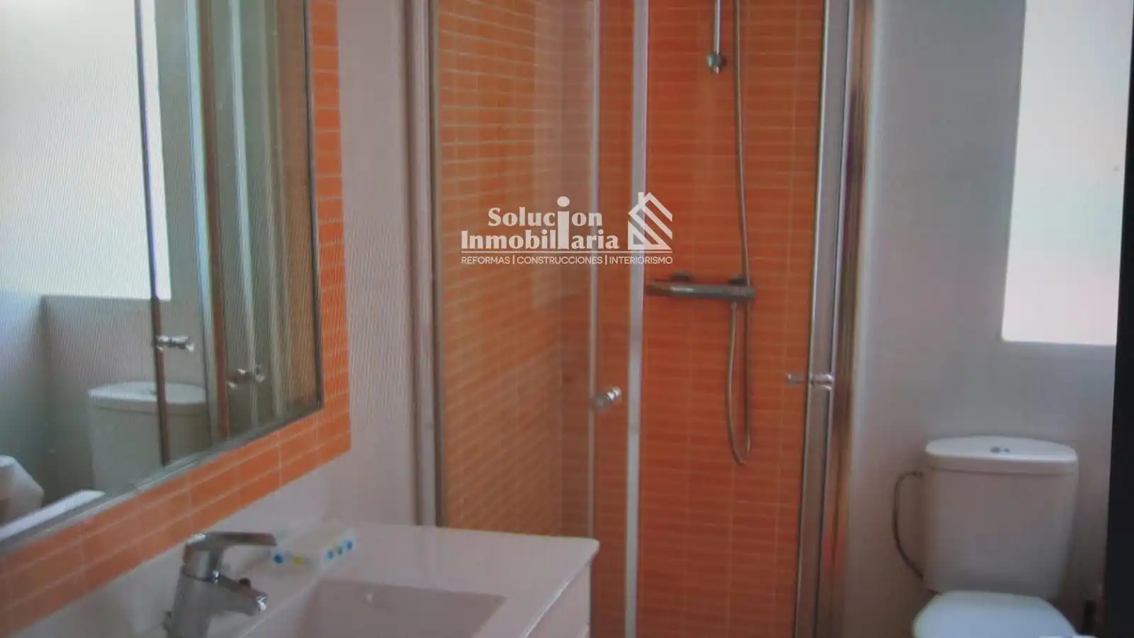 Bathroom of Attic for rent in Salamanca  with Heating, Terrace and Furnished