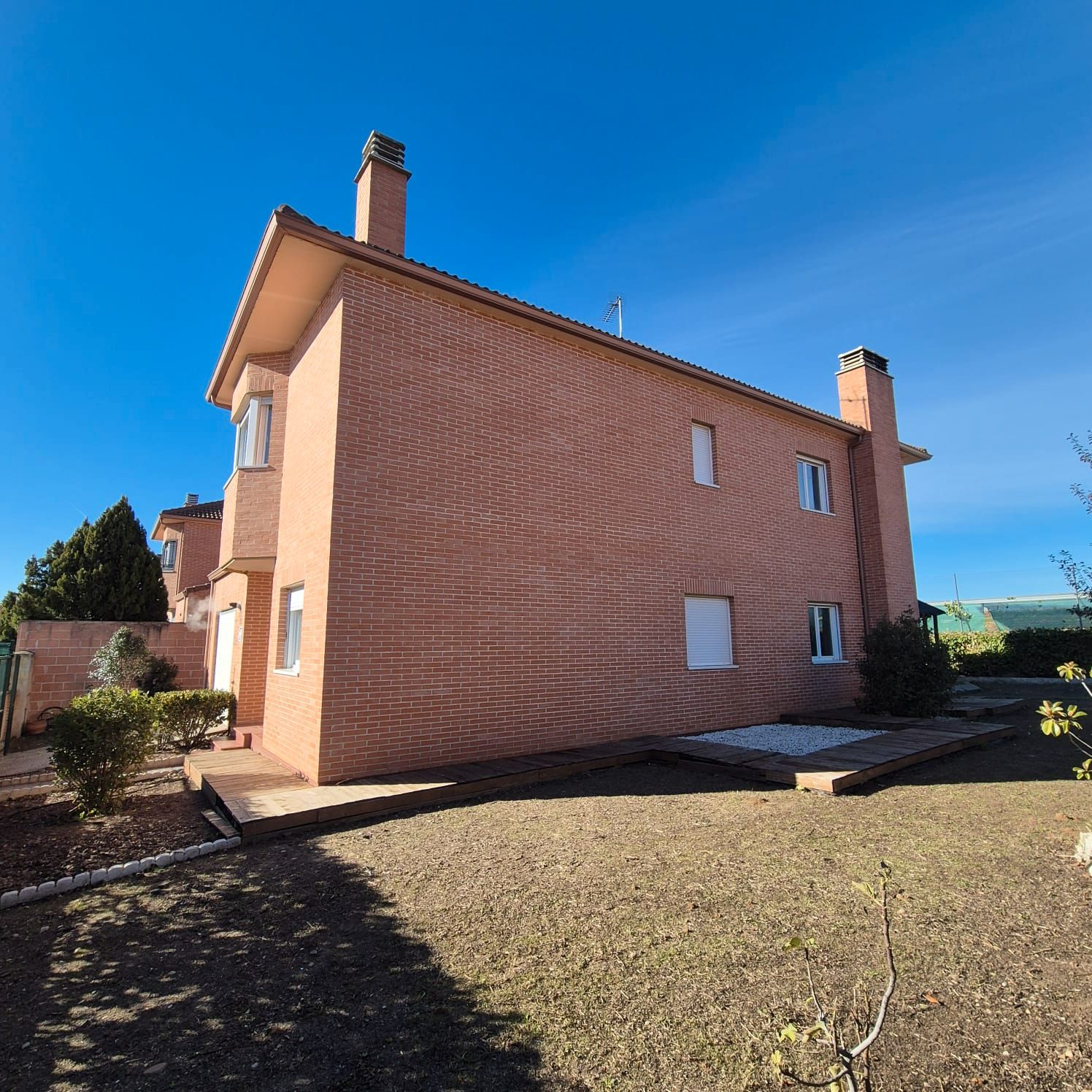 Vista exterior de Casa o xalet en venda en Galápagos amb Calefacció, Jardí privat i Parquet