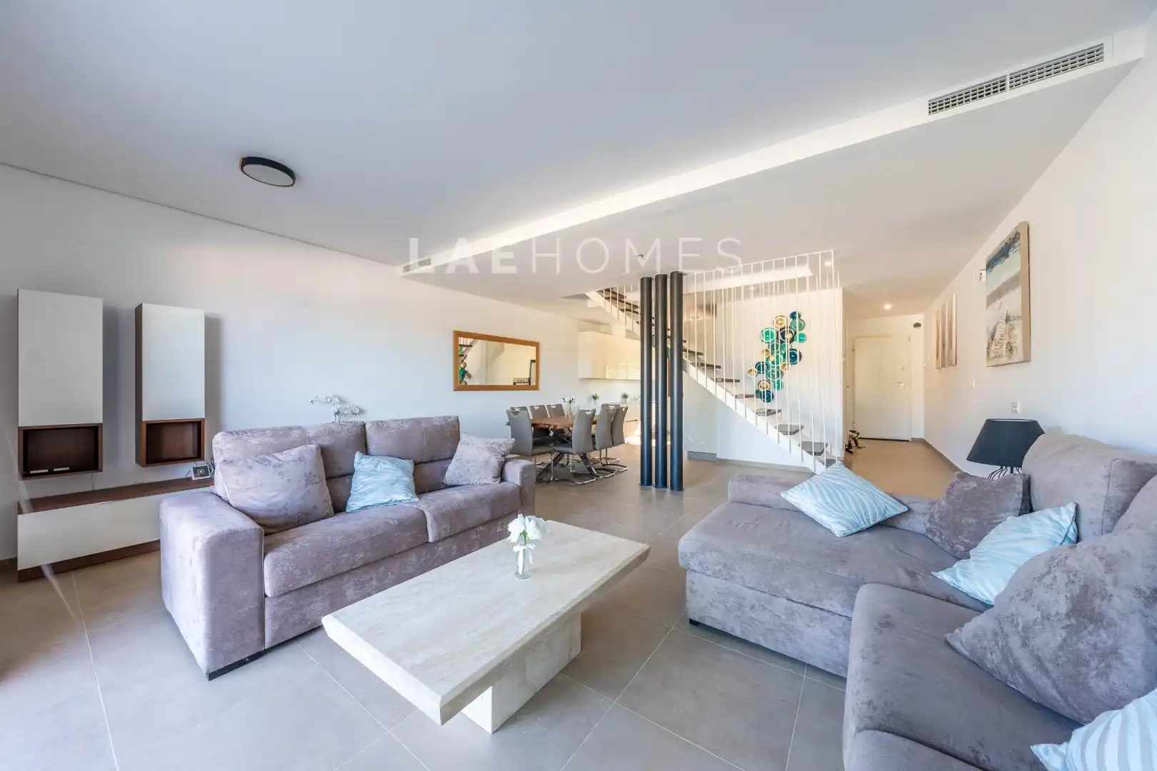Wohnzimmer von Einfamilien-Reihenhaus zum Verkauf in Manilva mit Klimaanlage, Heizung und Privatgarten