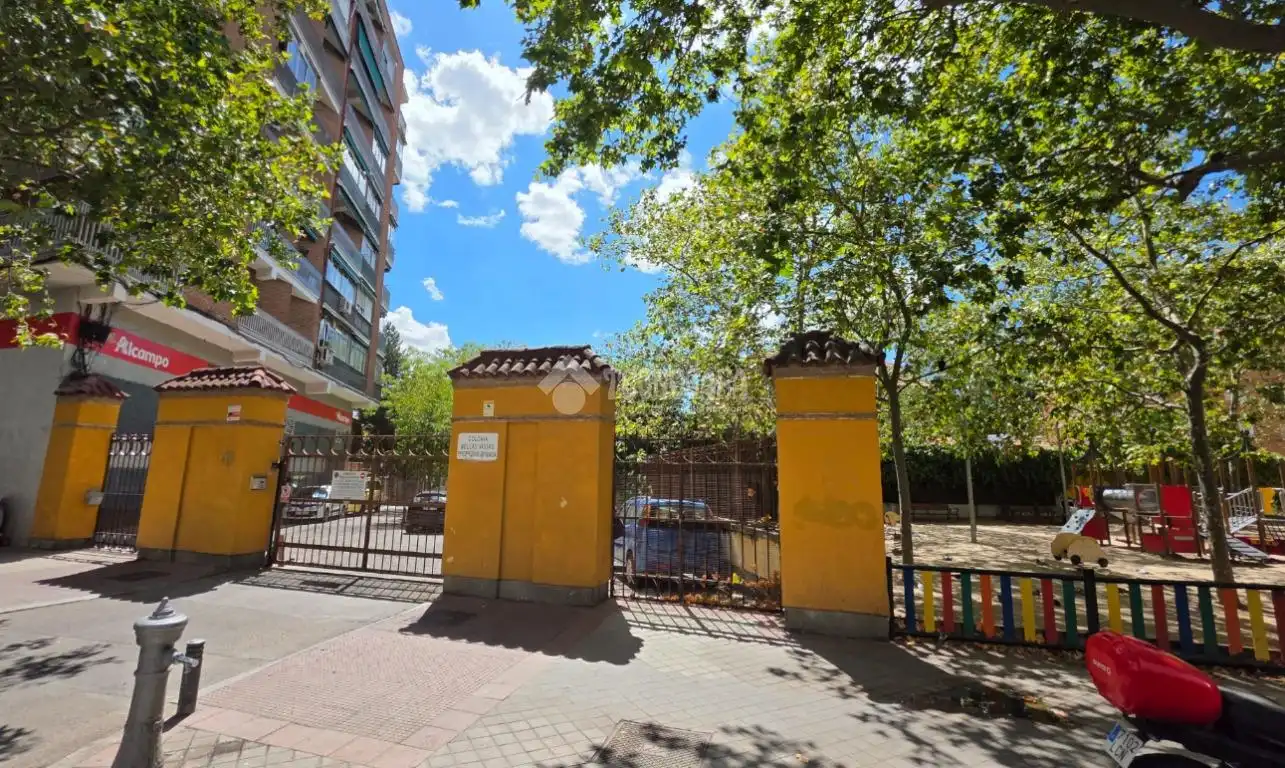Vista exterior de Casa o xalet en venda en Madrid amb Calefacció i Piscina