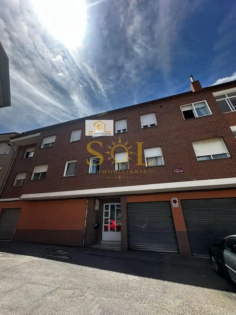Vista exterior de Apartament en venda en León Capital  amb Calefacció, Parquet i Moblat