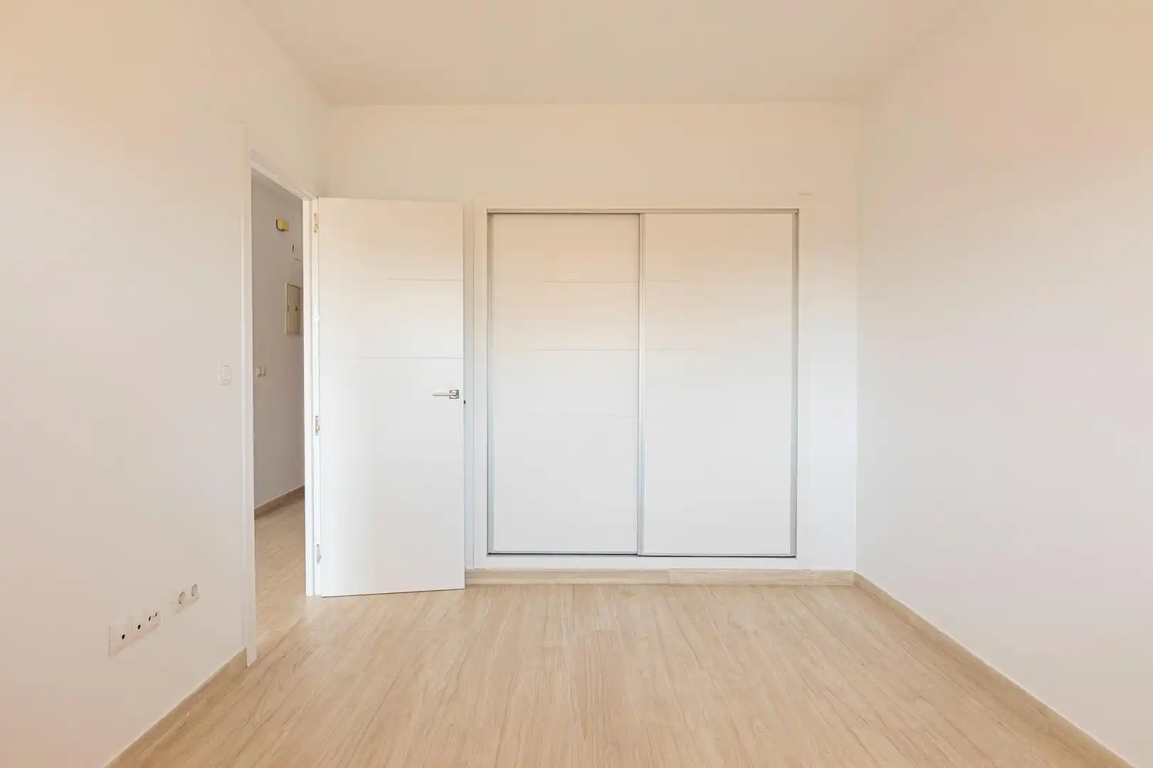 Schlafzimmer von Wohnungen zum Verkauf in Fuengirola mit Klimaanlage, Terrasse und Gemeinschaftspool