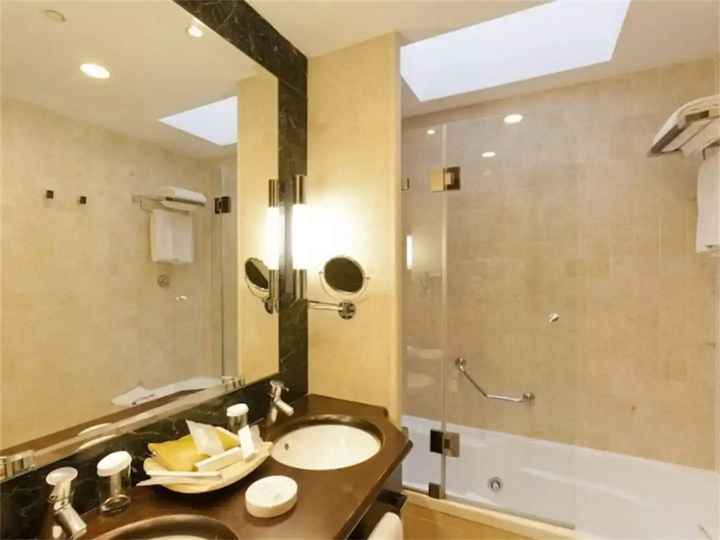 Baño de Ático en venta en Marbella con Aire acondicionado, Piscina y Balcón