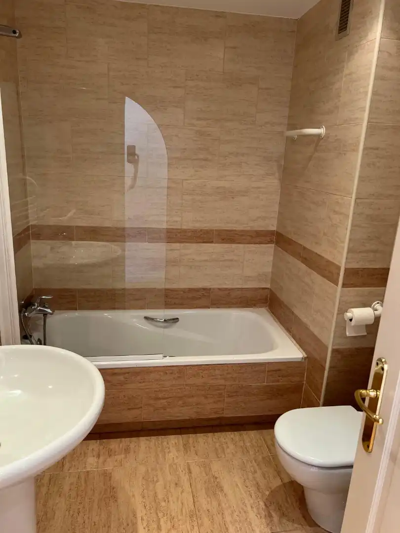 Bathroom of Flat for rent in Madrid  with Air Conditioner, Heating and Parquet flooring