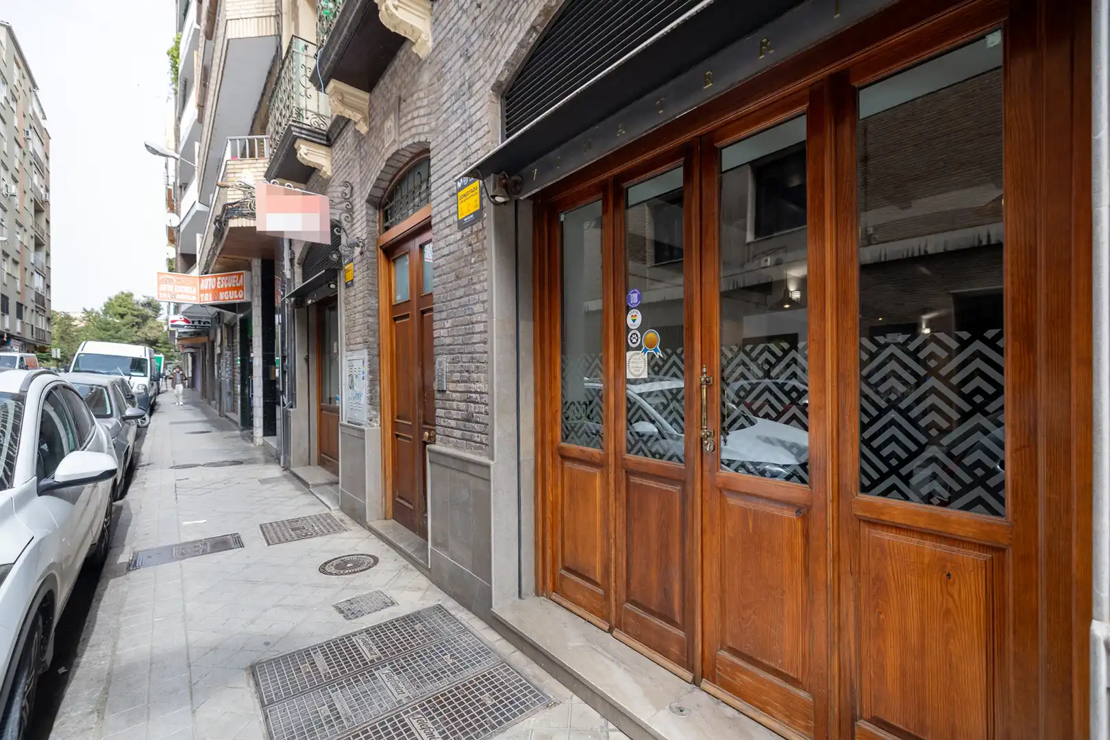 Vista exterior de Local en venda en Granada amb Aire condicionat, Moblat i Alarma