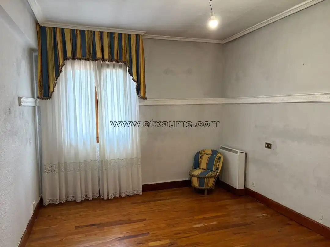 Habitación de Piso en venta en Laudio / Llodio con Calefacción y Balcón