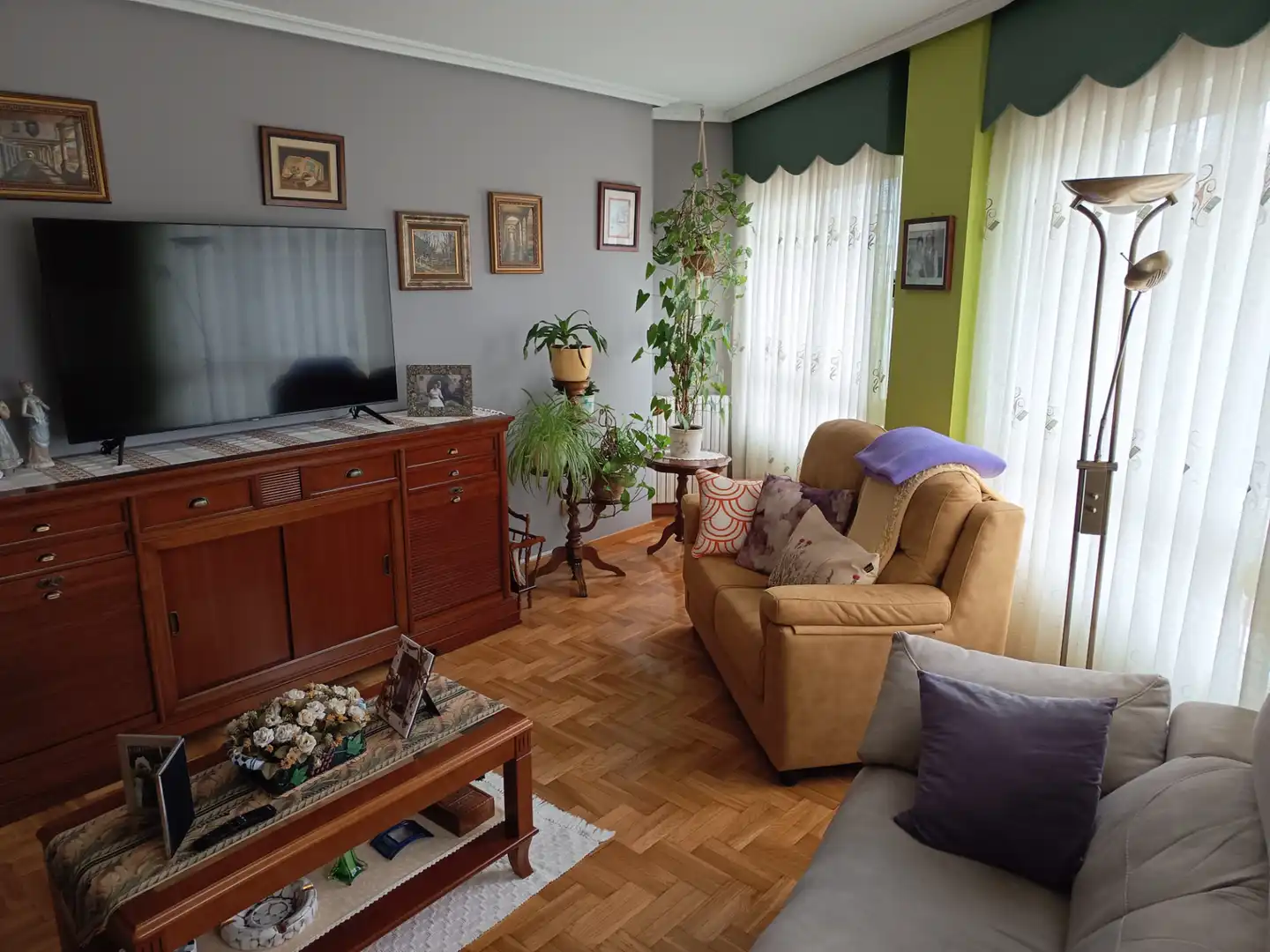 Sala de estar de Piso en venta en Avilés con Calefacción, Parquet y Trastero