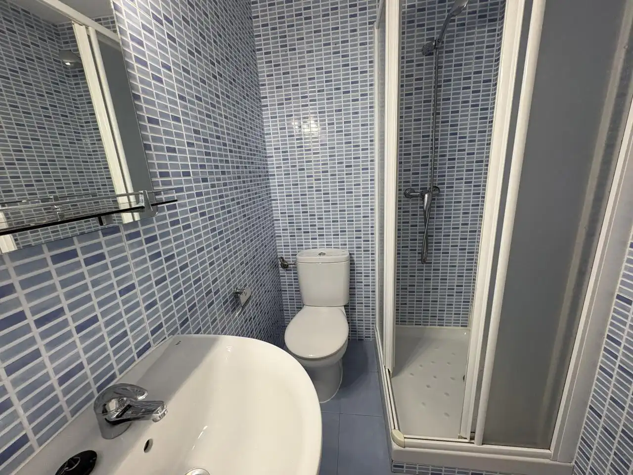 Baño de Piso de alquiler en Madrid con Aire acondicionado y Balcón