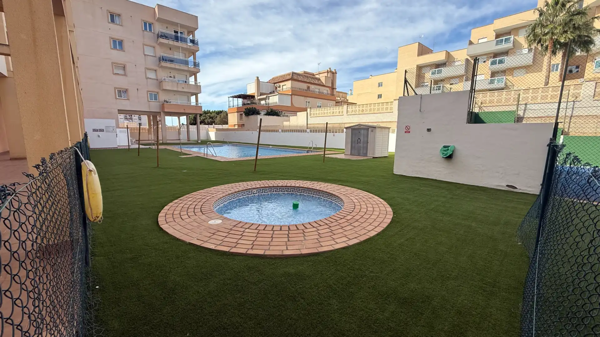 Piscina de Piso en venta en Roquetas de Mar con Terraza, Amueblado y Piscina comunitaria