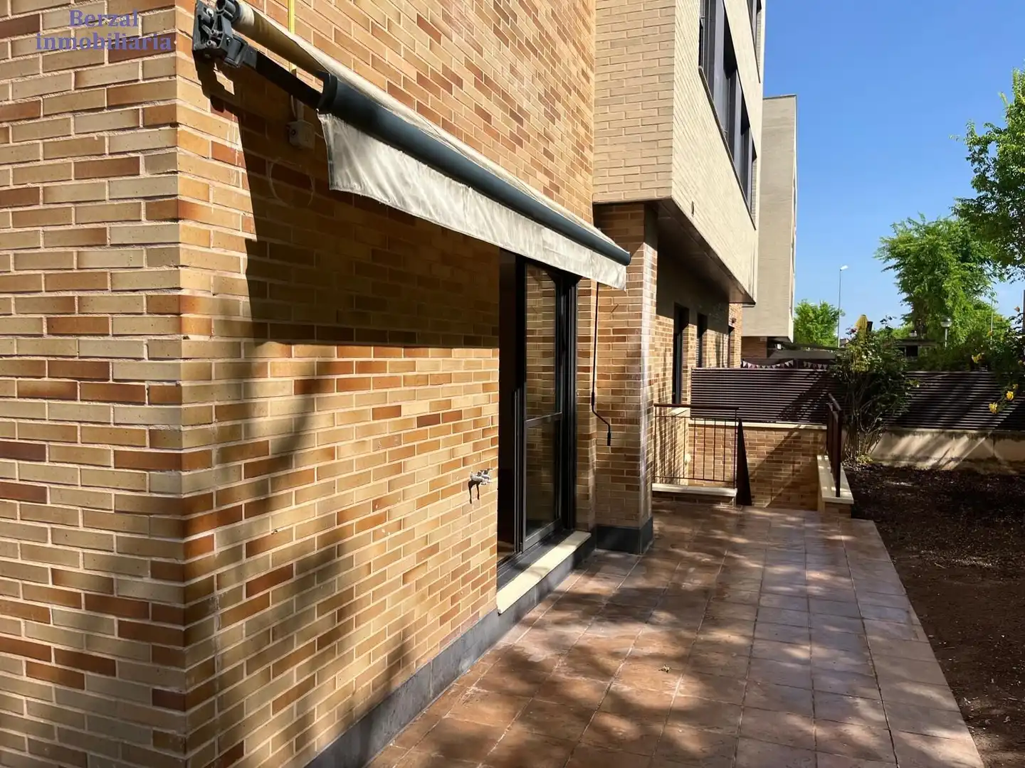Vista exterior de Planta baja en venta en Lardero con Jardín privado y Piscina comunitaria