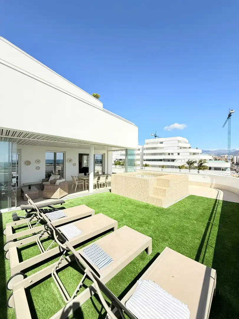 Terraza de Ático en venta en Vélez-Málaga con Aire acondicionado, Trastero y Piscina