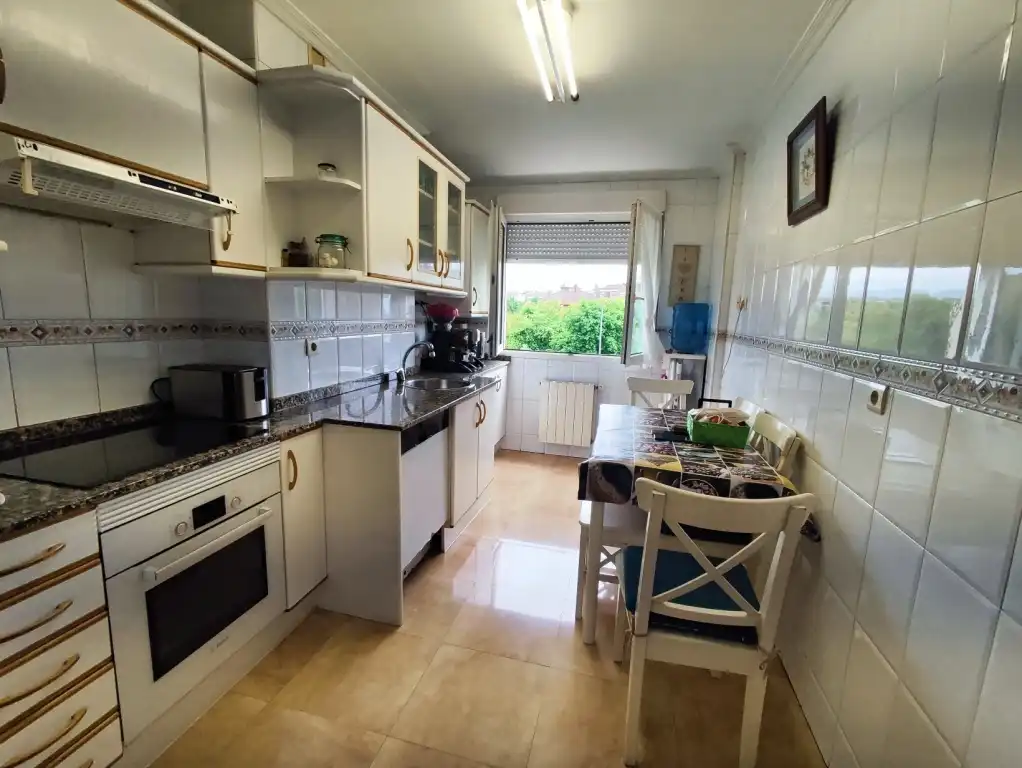 Cocina de Piso en venta en Gijón  con Calefacción, Trastero y Horno